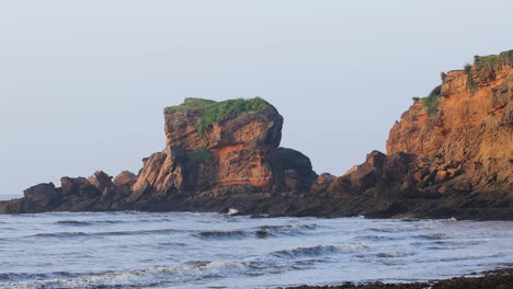 Exquisita-Costa-Del-Mar-Arábigo-Cerca-Del-Estado-De-Gujarat-De-La-India-En-Olas-Azules-Y-Asombrosa-Formación-Rocosa