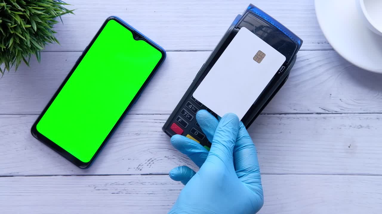pago móvil con tarjeta de crédito y guantes