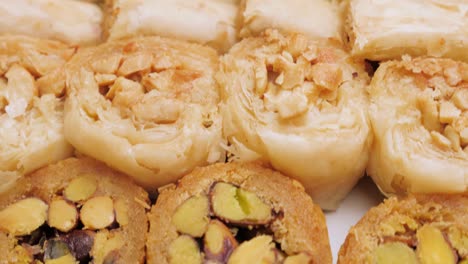 cocina oriental. postre turco baklava. comida dulce con pistacho. concepto de pequeña empresa. concepto de catering. fondo de buffet dulce. industria alimentaria. fondo