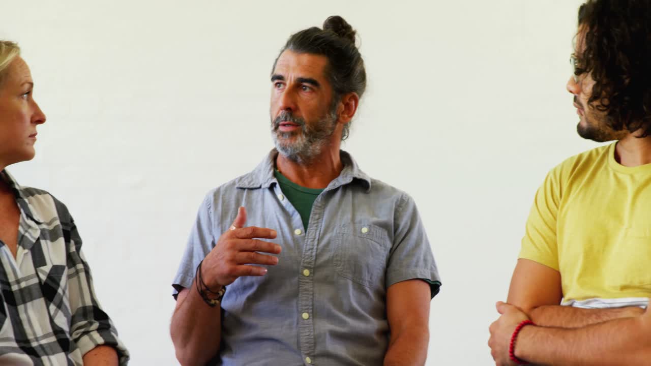 artistas interactuando entre sí 4k