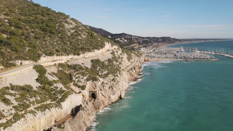 hiperlapso aéreo cerca de la costa de barcelona durante tiempos de covid