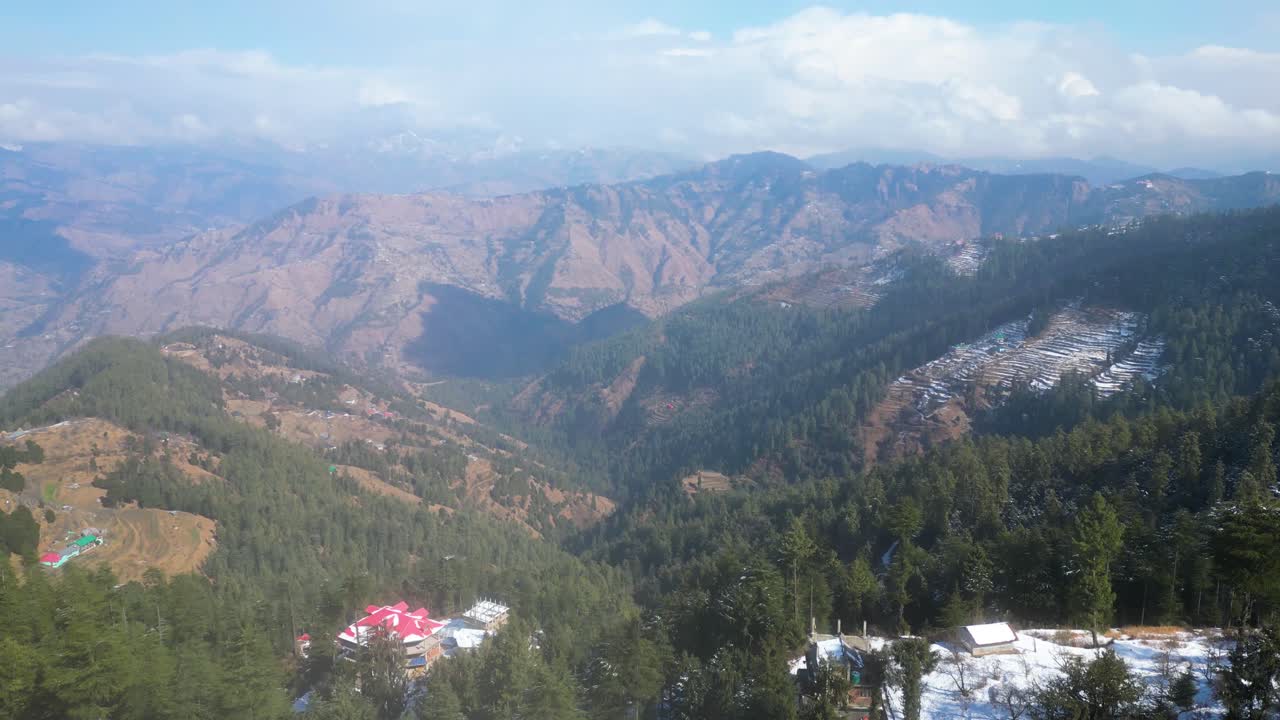 Widok z lotu ptaka po opadach śniegu w Kufri Shimla.