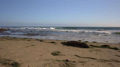 Schwenk-Nach-Rechts,-Blick-Auf-Den-Crystal-Cove-State-Beach-In-Corona-Del-Mar,-Ca