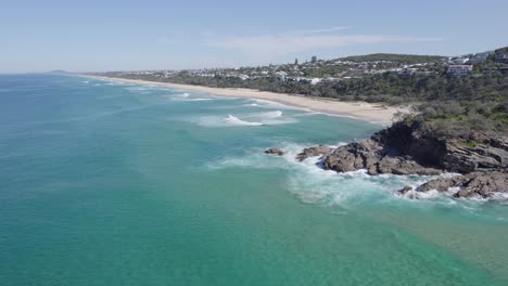 Idyllische-Landschaft-Am-Sunshine-Beach-In-Queensland,-Australien-–-Rückzug-Aus-Der-Luft