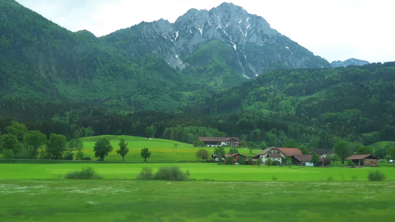 conduciendo hacia berchtesgaden alemania a través de los alpes bávaros en verano