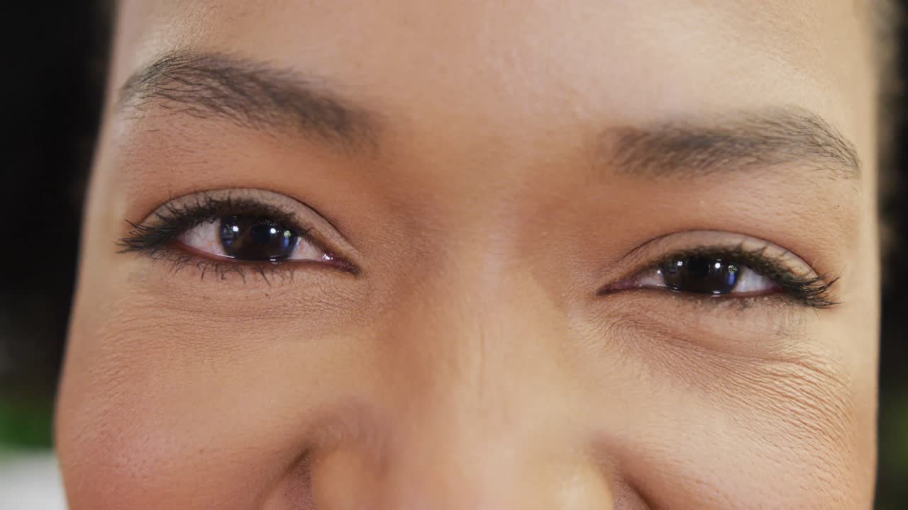 사무실 에서 카메라 를 보고 미소 짓는 아프리카계 미국인 사업가 의 초상화, 슬로우 모션