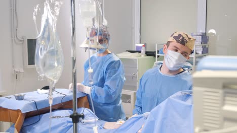 procedimiento quirúrgico en una sala de operaciones