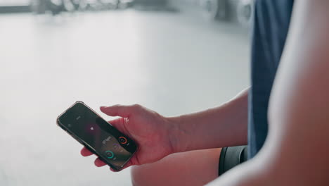 fitness, aplicación móvil y teléfono en las manos para hacer ejercicio