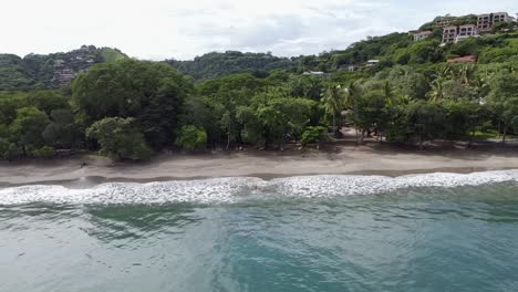 Mädchen,-Das-An-Einem-Menschenleeren-Strand-In-Costa-Rica-Aus-Dem-Wasser-Kommt