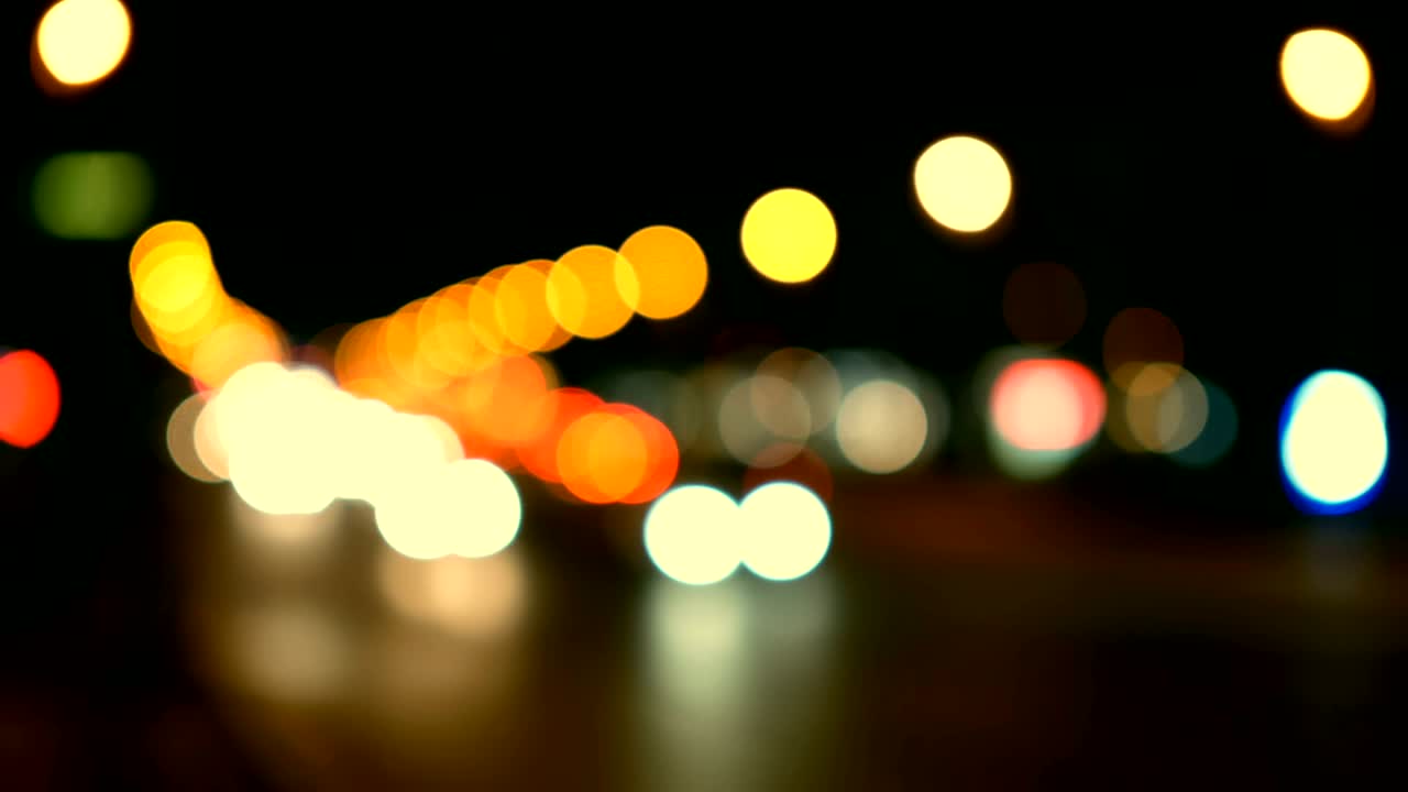 luces desenfocadas calle de los ángeles resumen. fondo borroso de la ciudad. círculos de bokeh en movimiento del tráfico nocturno.