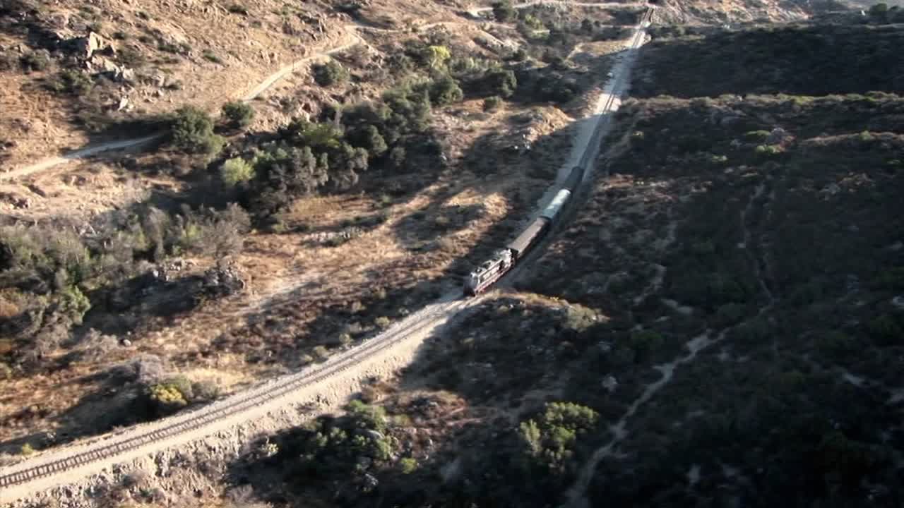 un tren viaja por el campo
