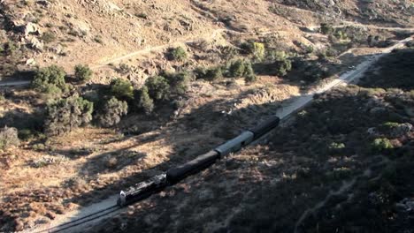 un tren viaja por el campo