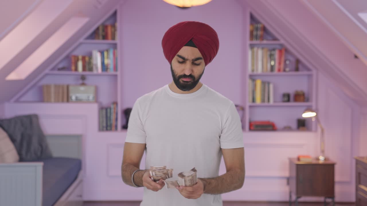 hombre indio sikh contando dinero