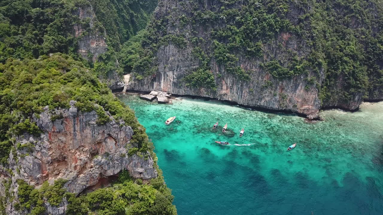 Toàn cảnh hùng vĩ từ trên cao của Đảo Koh Phi Phi Leh, Đầm phá phía sau Bãi biển Maya Bay.