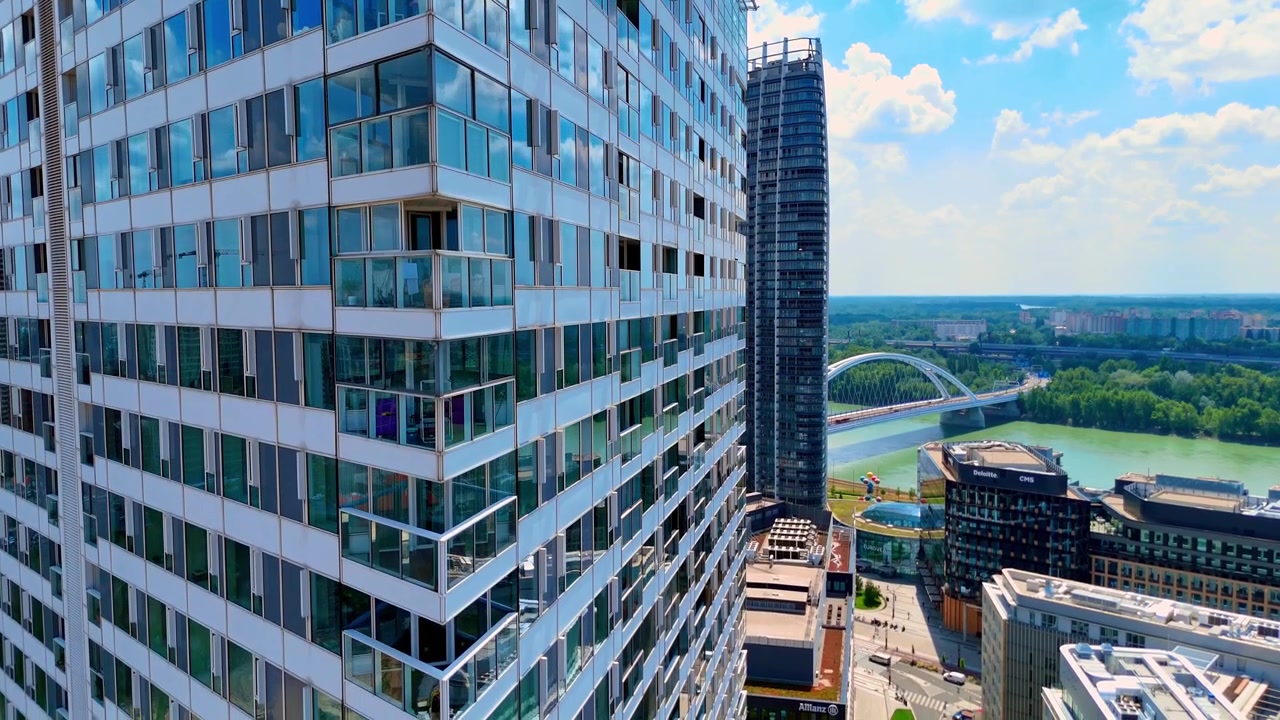 Bratislava, Eslováquia, 2 de junho de 2026: Exterior de arranha-céu residencial moderno com varandas de vidro e fundo de cidade, Bratislava, Eslováquia