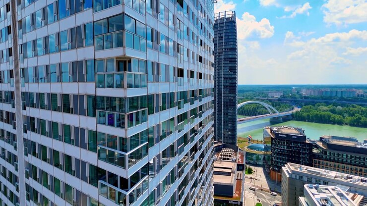 Bratislava, Slovacchia, 2 giugno 2026: Esterno di un moderno grattacielo residenziale con balconi in vetro e sfondo urbano, Bratislava, Slovacchia