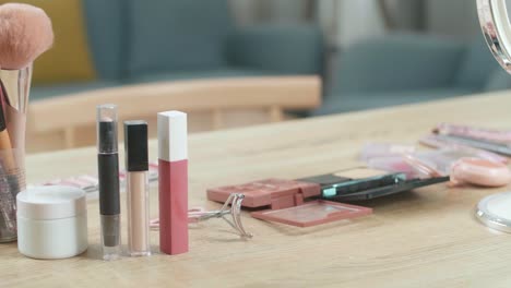 mesa de maquillaje con accesorios