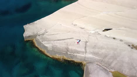 The-chalk-rock-formations-of-Sarakiniko-with-sparkling-blue-sea,-Milos-island,-Cyclades,-Greece
