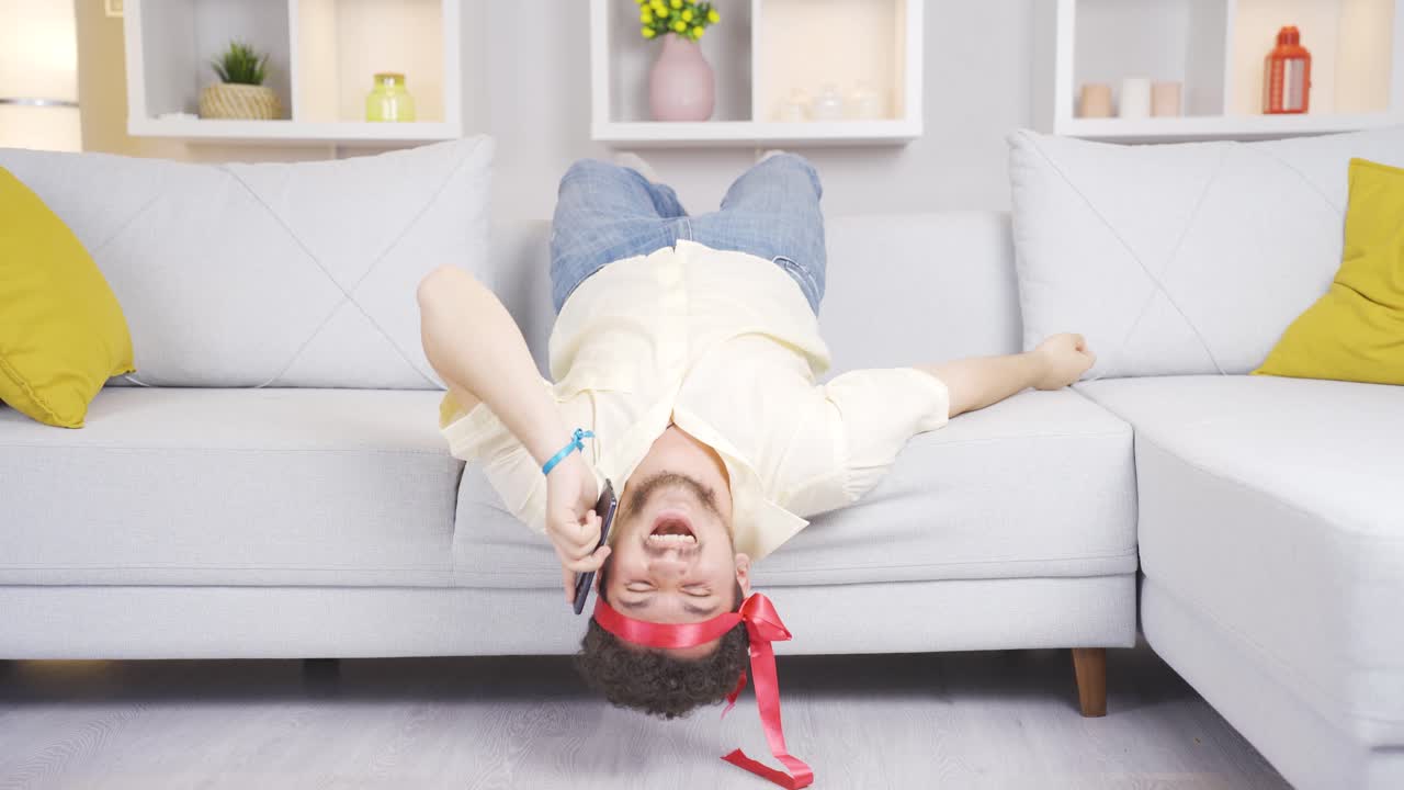 웃긴 홈 오피스 직원 남자가 전화로 이야기하면서 웃고 있습니다.