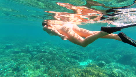 Woman-swimming-in-the-ocean