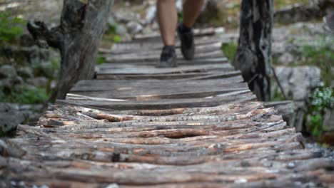 se cruza un puente de madera mientras se camina