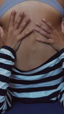 la espalda de la mujer con las manos