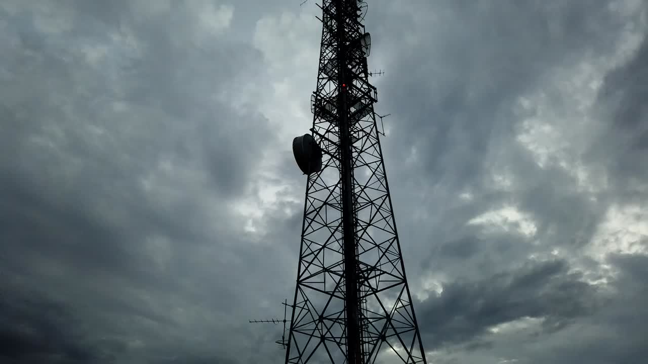 siniestro lapso de tiempo de una torre de telecomunicaciones recortada con nubes en el fondo
