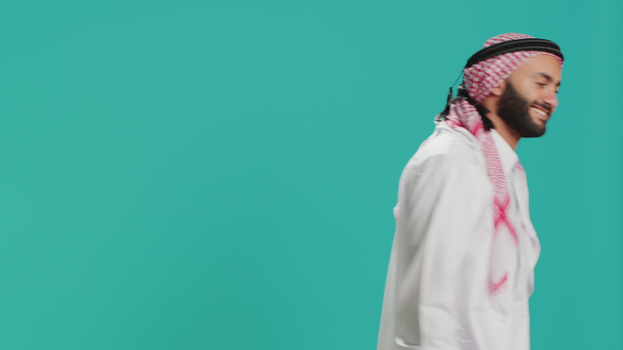 joven adulto llevando bolsas de compras