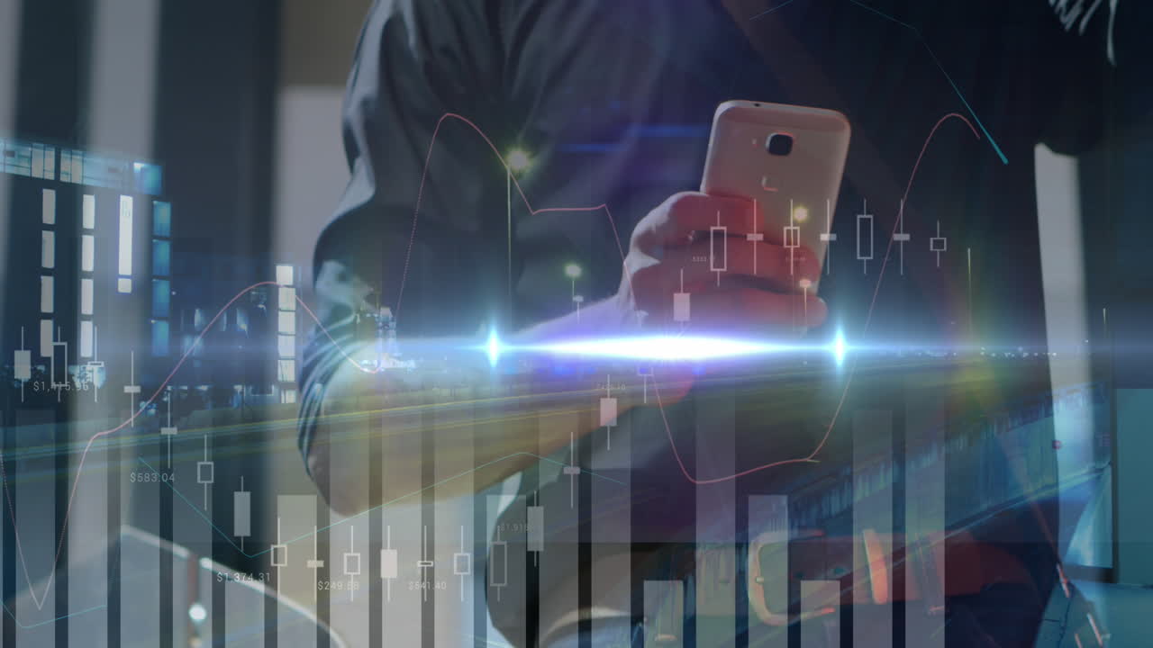 animación del procesamiento de datos de seguridad cibernética contra la sección media del hombre que utiliza el teléfono inteligente