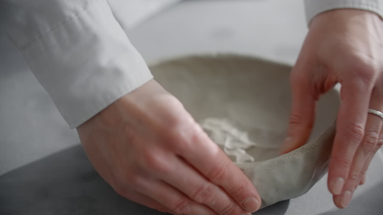 점토 그 을 형성 하는 손 들