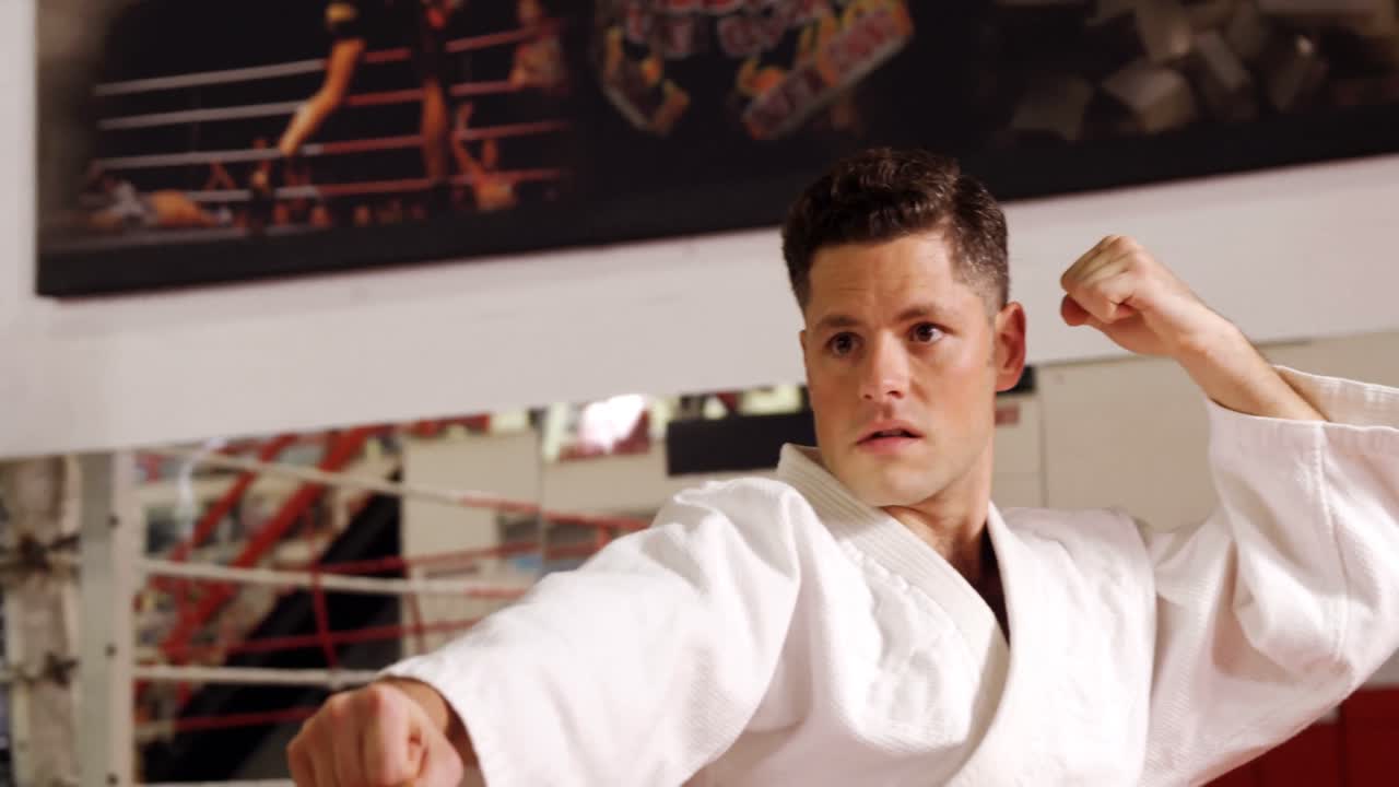 카라테를 연습하는 남자