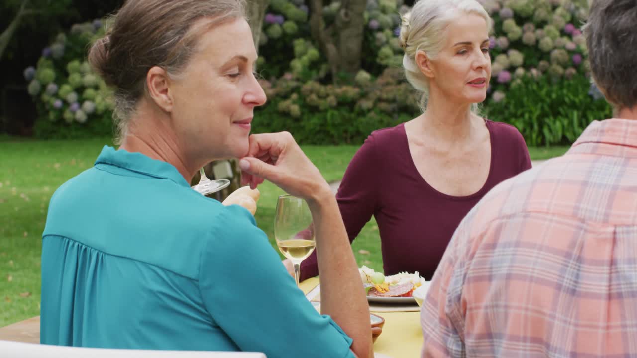 친구 들 과 함께 정원 에서 점심 을 먹고 있는 행복 한 백인 고령 여성 의 애니메이션