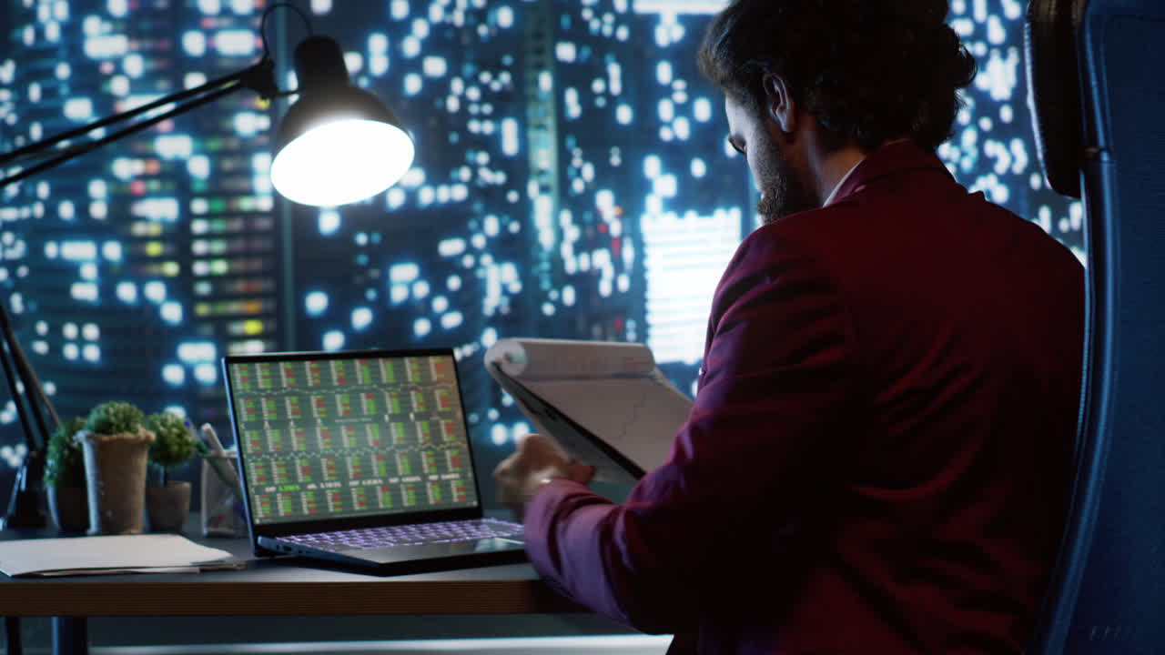 el inversor evalúa los patrones de negociación periódicos para una estrategia beneficiosa