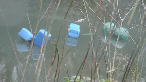 Boyas-De-Agua-Flotando-En-Un-Lago