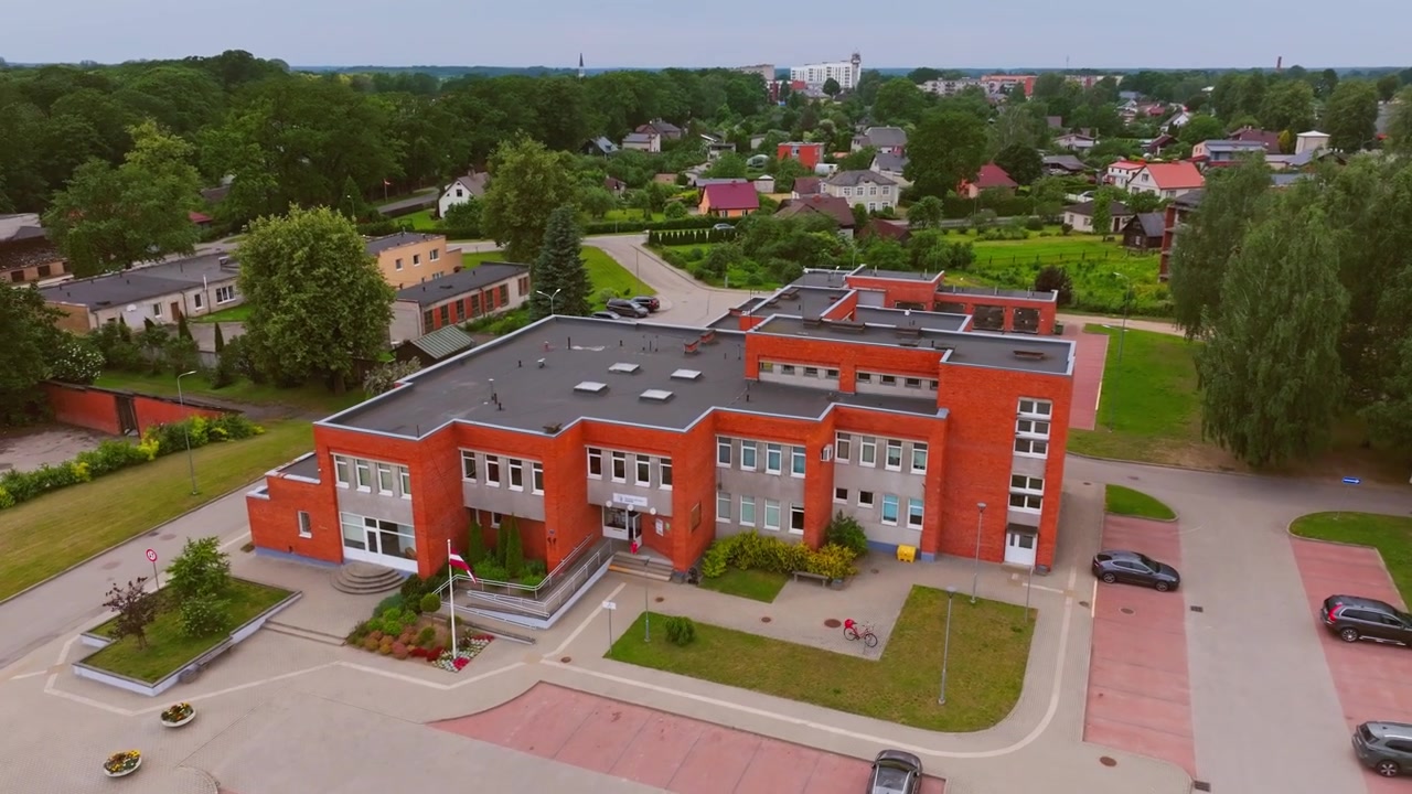 Drone nærmer sig Iecava Bauska hospitalsafdeling i et fredeligt lettisk byområde.