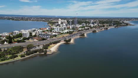 Luftaufnahme-Einer-Stark-Befahrenen-Autobahnstraße-Entlang-Des-Swan-River