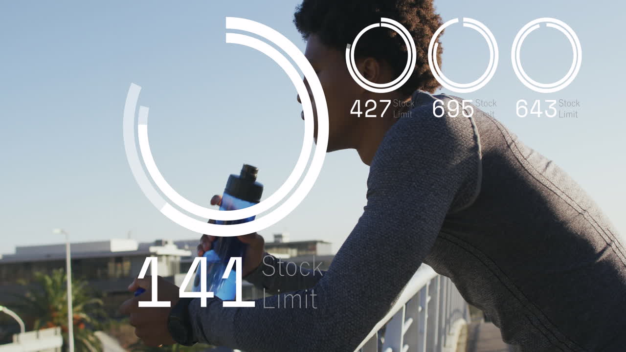 animación del procesamiento de datos sobre un hombre afroamericano bebiendo agua durante la carrera de la ciudad