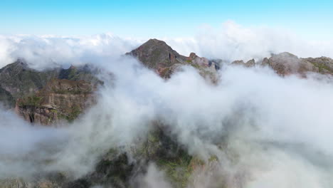 Wolken-über-Den-Schroffen-Bergen-Des-Pico-Do-Areeiro,-Insel-Madeira,-Portugal
