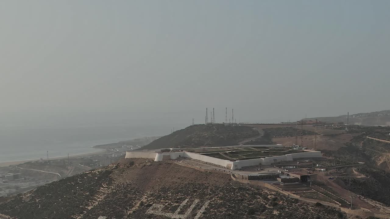 Vista aerea di un paesaggio in Marocco con edifici e colline
