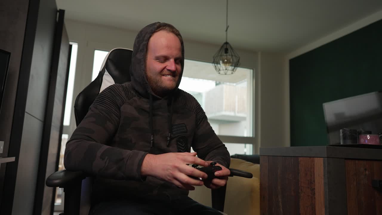 videojuegos - el hombre se mueve jugando un videojuego y luego pierde, plano medio