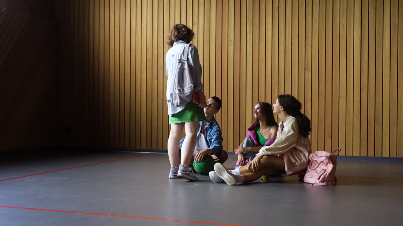 adolescentes hablando en el interior