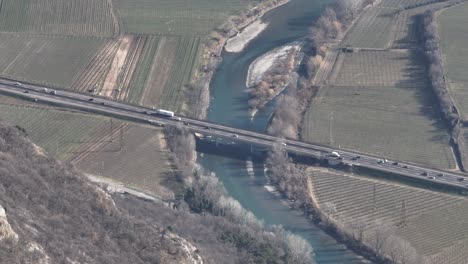 Italienische-Autobahn-A22-In-Korrespondenz-Mit-Der-Etsch-Mit-DJI-Mavic-3-Telelens-Von-Spiazzi