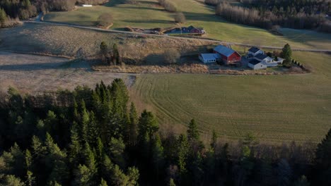 Indre-Fosen,-Condado-De-Trondelag,-Noruega---Una-Vista-De-Las-Casas-De-La-Granja-Rodeadas-De-Follaje-Verde-En-Noviembre---Panorámica-Aérea-Izquierda