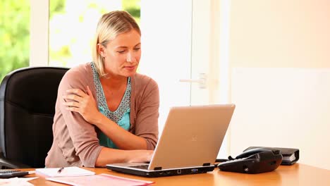 Blonde-woman-using-a-laptop