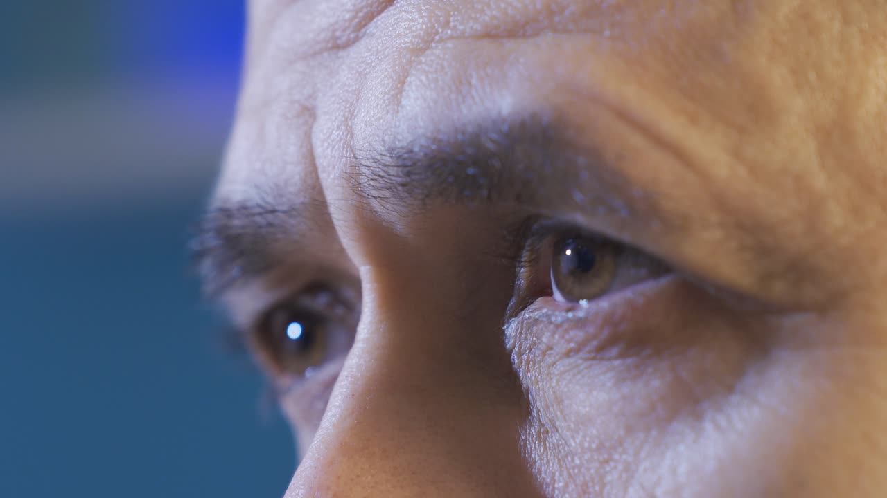 ojos de un hombre maduro deprimido e infeliz.