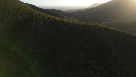 Toma-Aérea-Al-Atardecer-A-Través-De-Cadenas-Montañosas-En-El-Interior-Australiano