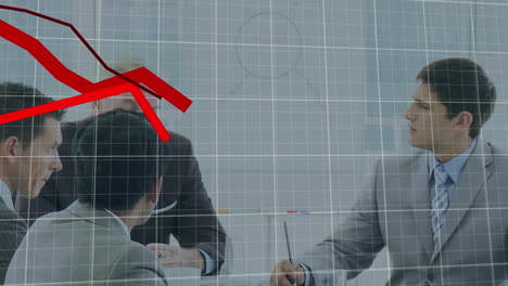 animación del procesamiento de datos sobre los empresarios caucásicos en la oficina