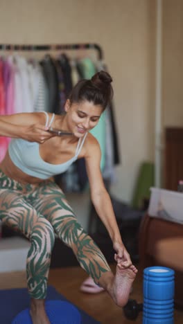 mujer practicando yoga en casa