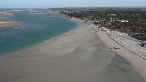 Kitesurfer,-Die-Bei-Ebbe-In-Brasilien-Entlang-Des-Meeresbodens-Der-Lagune-Reiten