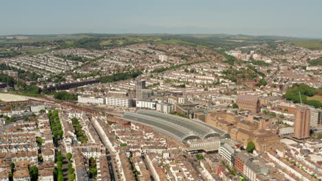 toma aérea de la estación de tren de brighton